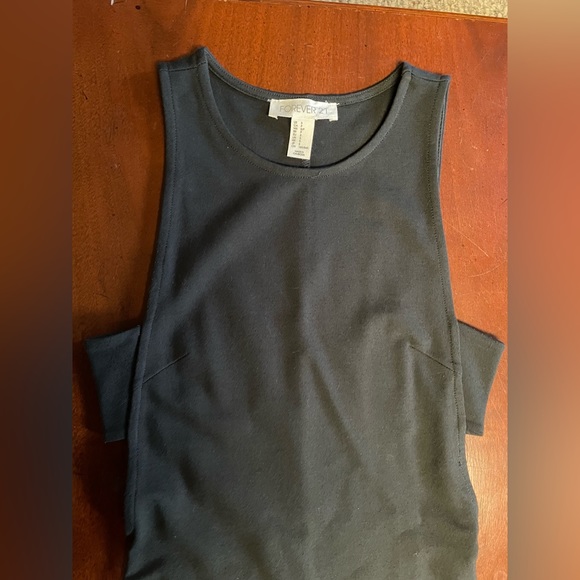 Long black sleeveless dress with side design - Picture 4 of 4